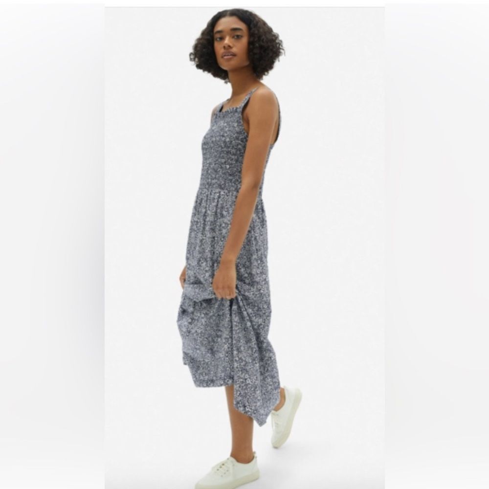 Everlane smocked cotton dress in navy floral. Size 16